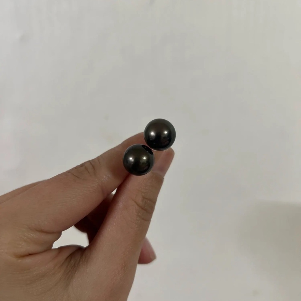 Black  Tahitian pearl in round shiny earrings - Picture 6 of 11